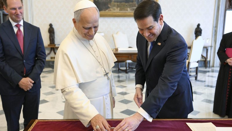 El Papa León XIV y el secretario de Estado de Estados Unidos, Marco Rubio, intercambian regalos durante una audiencia privada en el Vaticano el 7 de mayo. (OSV News/Matteo Pernaselci, Vatican Media)