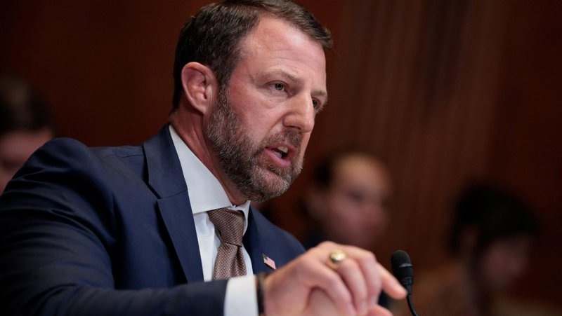 El secretario de Seguridad Nacional de Estados Unidos, Markwayne Mullin, testifica ante una audiencia del Subcomité de Seguridad Nacional del Comité de Asignaciones del Senado, en el Capitolio, en Washington, el 2 de junio de 2026. Mullin compareció ante el Congreso mientras la Conferencia de Obispos Católicos de Estados Unidos emitía una carta, el 1 de junio, dirigida a los principales senadores del Comité de Asignaciones, en la que instaba a impulsar reformas clave para proteger la dignidad de los migrantes. (Foto OSV News/Evan Vucci, Reuters).