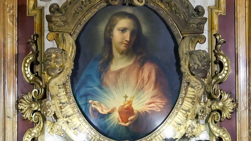 Una pintura del Sagrado Corazón de Jesús realizada por Pompeo Batoni en 1767 se exhibe en un marco ornamentado dentro de la iglesia jesuita del Gesù, en Roma, el 22 de octubre de 2024. (Foto CNS/Lola Gomez)