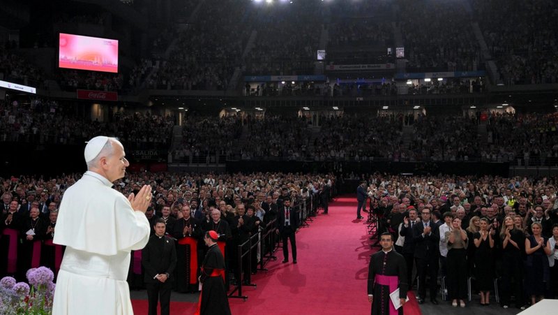 El Papa León XIV saluda durante el encuentro “Tejiendo redes con el mundo de la cultura, el arte, la economía y el deporte”, celebrado en el Movistar Arena de Madrid el 7 de junio de 2026, en el marco de su viaje apostólico a España, del 6 al 12 de junio. (Foto OSV News/Elisabetta Trevisan, Vatican Media)