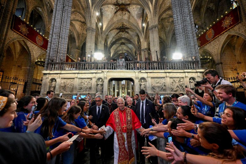 El Papa León XIV saluda a los fieles tras participar en la oración del mediodía en la Catedral de la Santa Cruz y Santa Eulalia, durante su viaje apostólico a Barcelona, España, el 9 de junio de 2026. (Foto OSV News/Simone Risoluti, Vatican Media)