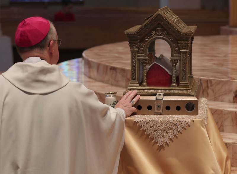 Un prelado venera un relicario que contiene las reliquias de Santa Margarita María de Alacoque antes de que los obispos católicos de Estados Unidos consagren el país al Sagrado Corazón de Jesús en la Basílica de María Reina del Universo, en Orlando (Florida), el 11 de junio de 2026, durante su asamblea plenaria de primavera. (Foto de OSV News/Bob Roller)