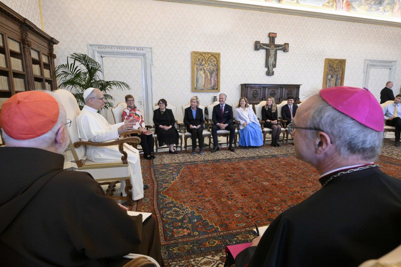El Papa León XIV se reúne con miembros de la Comisión Pontificia para la Protección de Menores durante una audiencia en el Vaticano el 5 de junio de 2025. En documentos publicados el 13 de junio de 2026, el Papa León XIV aprobó nuevos estatutos para la comisión, que buscan equilibrar su integración en la Curia Romana al tiempo que preservan su independencia. (Foto CNS/Vatican Media)