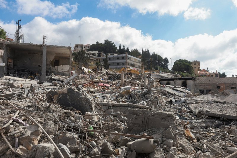 Escombros de edificios destruidos mientras los residentes regresan a sus hogares tras el acuerdo de paz entre Estados Unidos e Irán, en Bir Al-Salasil, distrito de Tiro, sur del Líbano, el 15 de junio de 2026. El presidente Donald Trump y el presidente iraní Masoud Pezeshkian firmaron, los días 17 y 18 de junio respectivamente, un memorando de entendimiento entre Estados Unidos e Irán para poner fin a la guerra entre ambos países. (Foto OSV News/Aziz Taher, Reuters).