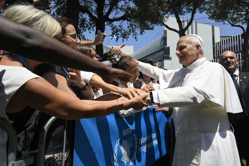 El Papa León XIV saluda a empleados del Programa Mundial de Alimentos de las Naciones Unidas frente a su sede en Roma el 22 de junio de 2026. (Foto: OSV News/Simone Risoluti, Vatican Media)