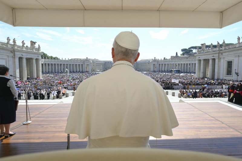El Papa León XIV saluda a los visitantes en la Plaza de San Pedro del Vaticano antes de su audiencia general semanal el 24 de junio de 2026. (Foto CNS/Vatican Media)