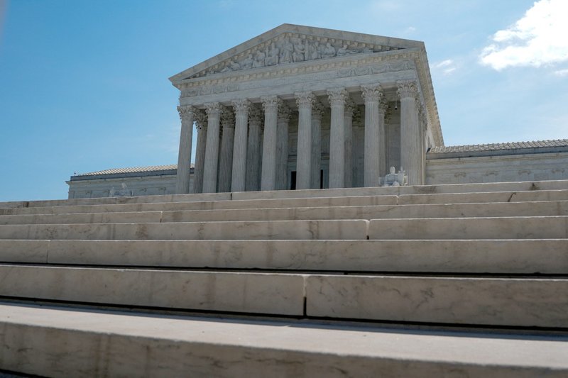 La Corte Suprema de Estados Unidos aparece en Washington el 25 de junio de 2026, día en que el tribunal determinó que la administración Trump puede poner fin a un programa que protege temporalmente de la deportación a inmigrantes haitianos y sirios elegibles que viven en el país. En una segunda decisión emitida ese mismo día, la Corte también dictaminó que el gobierno de Estados Unidos puede restringir el procesamiento de solicitudes de asilo en la frontera. (Foto OSV News/Elizabeth Frantz, Reuters)