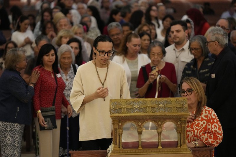 Fieles veneran las principales reliquias de santa Margarita María Alacoque en la Catedral de Santiago, en Orlando, Florida, el 12 de junio de 2026. Los Caballeros de Colón llevaron las reliquias de la religiosa y mística francesa de la Orden de la Visitación a Estados Unidos como parte de una gira por varias ciudades. La santa tuvo visiones en las que Jesús le reveló su Sagrado Corazón. (Foto: OSV News/Paul Haring, Caballeros de Colón)
