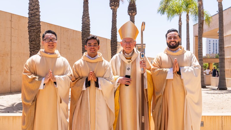 El arzobispo José H. Gomez posa junto a los recién ordenados sacerdotes, el padre Shengda “Martin” Zhu (izq.), el padre Jerick Alenton (centro) y el padre David Zamora (der.), después de la Misa de ordenación celebrada el 30 de mayo en la Catedral de Nuestra Señora de los Ángeles. (Isabel Cacho)