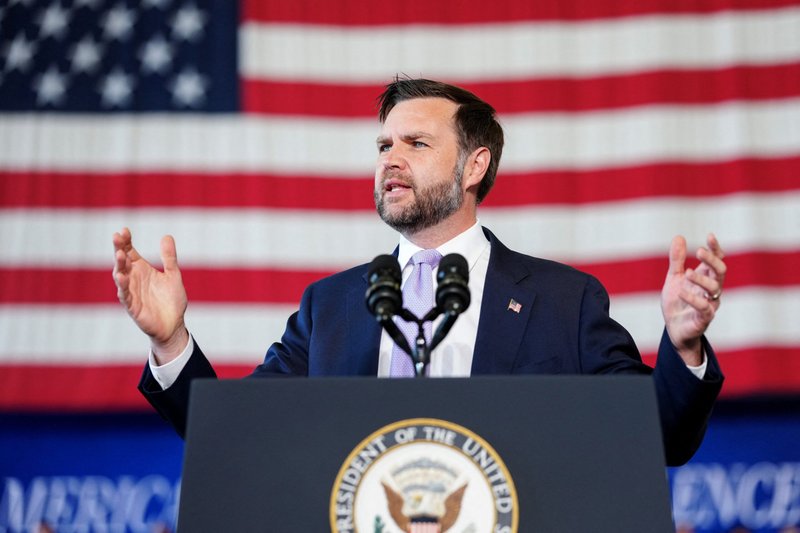 El vicepresidente de Estados Unidos, JD Vance, habla durante un acto conmemorativo por los 250 años de las Fuerzas Armadas estadounidenses en la Estación Aérea Naval Oceana, en Virginia Beach, el 1 de julio de 2026. En una entrevista concedida el 30 de junio, Vance afirmó que considera "preocupantes" algunas de las posturas del Vaticano sobre la inmigración. (Foto OSV News/Ken Cedeno, pool vía Reuters)