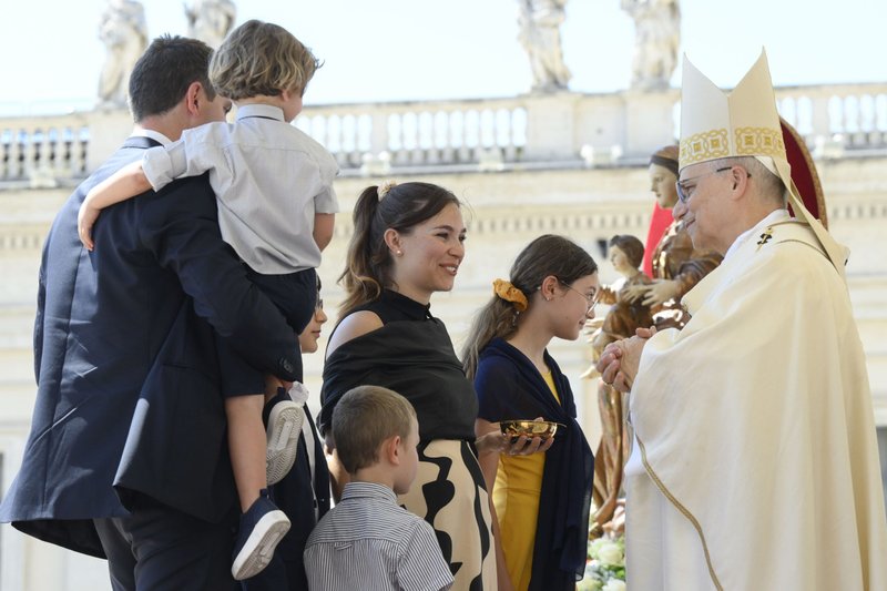 Una familia presenta las ofrendas al Papa León XIV durante la Misa con motivo del Jubileo de las Familias, los Niños, los Abuelos y las Personas Mayores en la Plaza de San Pedro del Vaticano, el 1 de junio de 2025. (Foto CNS/Vatican Media)