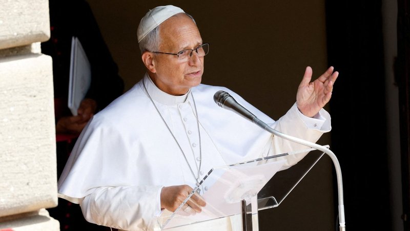 El papa León XIV dirige el rezo del Ángelus en la Piazza della Libertà, en Castel Gandolfo, cerca de Roma, el 26 de julio de 2026. Durante su mensaje, hizo un llamado al diálogo, la diplomacia y la oración por una paz justa en Tierra Santa y Oriente Medio. (Foto OSV News/Remo Casilli, Reuters)