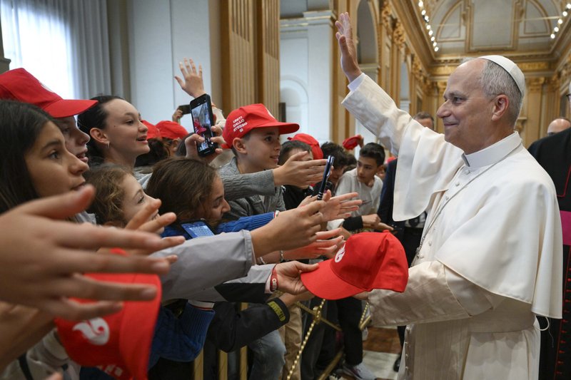 El papa León XIV saluda durante un encuentro, el 16 de mayo de 2026 en el Vaticano, con jóvenes católicos de la Arquidiócesis de Génova, Italia, que se preparaban para recibir el sacramento de la Confirmación. (Foto OSV News/Simone Risoluti, Vatican Media)