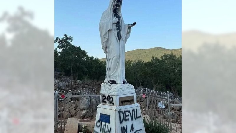 Una estatua de la Virgen María, vandalizada con pintura negra en aerosol y varias inscripciones blasfemas contra la Madre de Dios, aparece en Medjugorje, Bosnia y Herzegovina, el 28 de julio de 2026. (Foto OSV News/cortesía del Consejo Interreligioso de Bosnia y Herzegovina)