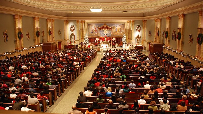 "Misa de medianoche de Navidad", iglesia de San Sebastián, Woodside, Nueva York, 2008. (Patrick Sweeney, Wikimedia Commons)