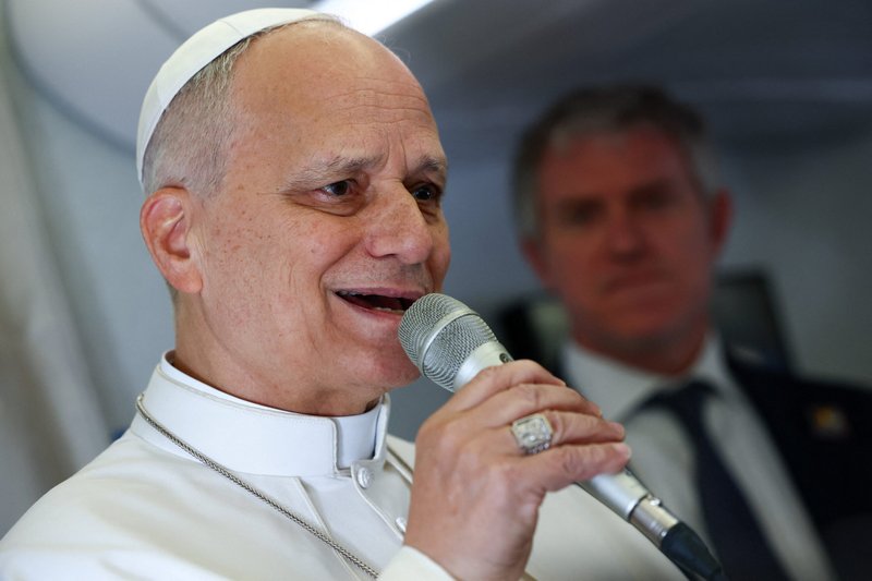El Papa León XIV habla con miembros de la prensa a bordo del avión papal el 15 de abril de 2026, durante el vuelo hacia Yaundé, Camerún, en el marco de su viaje apostólico. El Vaticano anunció el 5 de agosto que el Papa León visitará 10 ciudades de Sudamérica durante su viaje apostólico a Uruguay, Argentina y Perú, del 6 al 17 de noviembre. (Foto OSV News/Guglielmo Mangiapane/Pool)