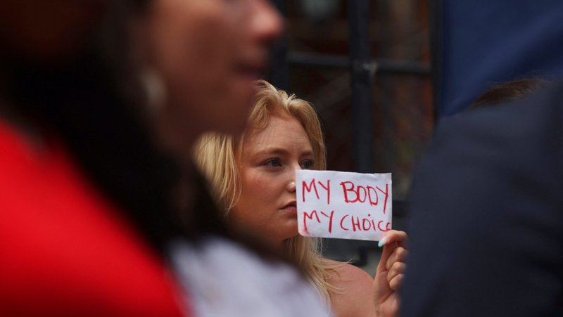 Un manifestante sostiene un cartel frente a la Casa de Gobierno de Massachusetts, en Boston, el 24 de junio de 2022, después de que la Corte Suprema de EE. UU. revocara el fallo Roe v. Wade en su decisión Dobbs. El 10 de agosto de 2026, la gobernadora de Massachusetts, Maura Healey, promulgó una ley que elimina las restricciones legales previas al aborto después de las 24 semanas de embarazo. (Foto de OSV News/Brian Snyder, Reuters)