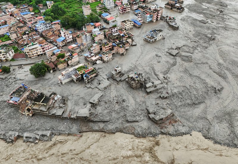 Una vista desde un dron muestra el barro cubriendo propiedades en Trishuli, en el distrito nepalí de Nuwakot, el 27 de agosto de 2026, tras unas inundaciones devastadoras. Unas enormes inundaciones repentinas en una zona fronteriza entre Nepal y China causaron la muerte de al menos 160 personas y dejaron a cientos de turistas, trabajadores y otras personas desaparecidas tras arrasar repentinamente comunidades y paralizar el tránsito en algunas zonas el 26 de agosto. Expertos señalaron que el desastre fue provocado por el colapso de un glaciar en la región del Himalaya, afectada por el calentamiento global. (Foto OSV News/Navesh Chitrakar, Reuters)