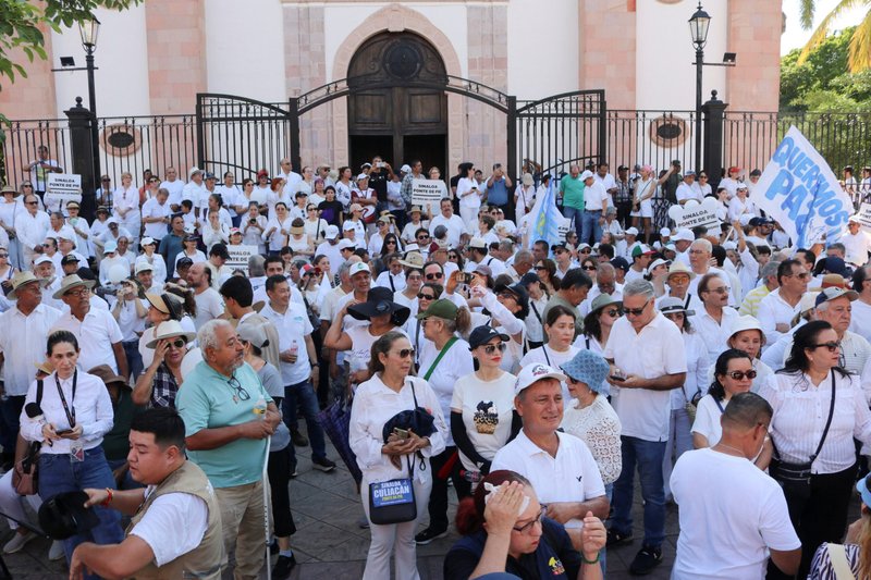 Personas participan en una marcha por la paz, denominada “Sinaloa, levántate”, en Culiacán, México, el 13 de septiembre de 2026, organizada por familiares de víctimas y grupos de la sociedad civil en medio de la violencia que continúa en la región. El padre Román de la Cruz Hernández, párroco de Santa Cruz en Huejutla de Reyes, fue asesinado el 15 de septiembre, en vísperas de las celebraciones por el Día de la Independencia de 2026. (Foto de OSV News/Jesús Bustamante, Reuters)