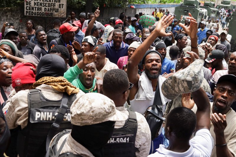 “Residentes protestan contra la inseguridad en Kenscoff, Haití, en las afueras de Port-au-Prince, el 24 de agosto de 2026, tras un mortal ataque nocturno perpetrado por una pandilla armada. Una poderosa coalición de pandillas atacó la noche del 23 de agosto una comunidad agrícola que hasta entonces era tranquila, enclavada en las colinas sobre la capital haitiana, dejando al menos 47 muertos y 50 personas secuestradas. (Foto de OSV News/Fildor Pq Egeder, Reuters)”