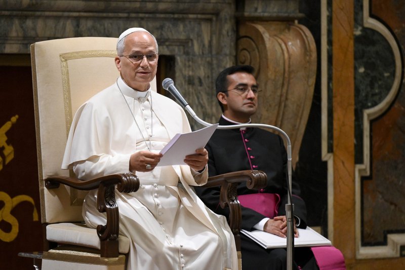 El Papa León XIV habla durante una audiencia privada con seminaristas en el Vaticano el 3 de septiembre de 2026. En una carta fechada el 8 de septiembre (que fue publicada el 19 de septiembre), el Papa León recordó a los obispos latinoamericanos que los verdaderos pastores salen al encuentro de su rebaño y cuidan de sus fieles personalmente. (Foto OSV News/Elisabetta Trevisan, Vatican Media)