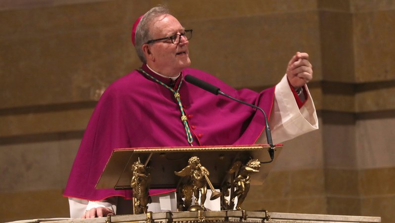 El obispo Robert E. Barron, de Winona-Rochester, Minnesota, pronuncia la homilía durante las vísperas en honor del venerable Fulton J. Sheen, el 23 de septiembre de 2026, en la Catedral Basílica de San Luis, en la víspera de su beatificación. El arzobispo Sheen es recordado como uno de los evangelizadores más influyentes e innovadores de la historia de Estados Unidos. (Foto de OSV News/Bob Roller)