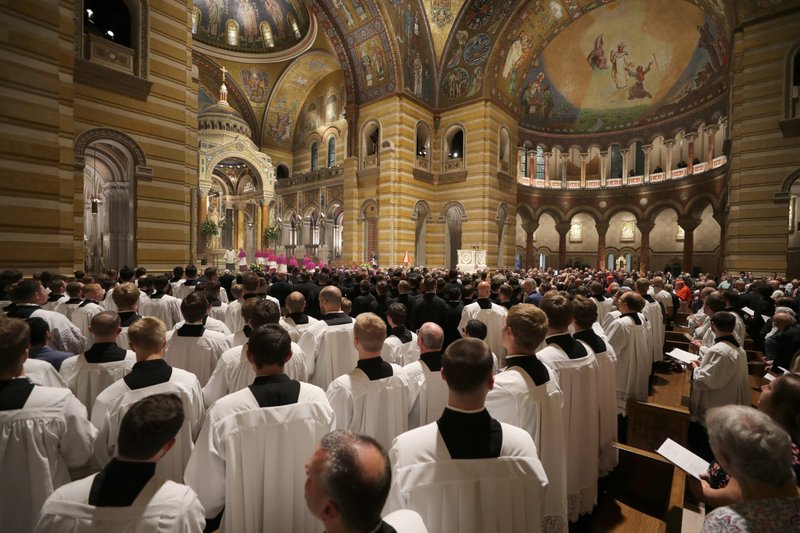 Los seminaristas observan mientras los prelados ingresan al inicio de las vísperas por el venerable Fulton J. Sheen, el 23 de septiembre de 2026, en la Catedral Basílica de St. Louis, en la víspera de su beatificación. El arzobispo Sheen es recordado como uno de los evangelizadores más influyentes e innovadores de la historia de Estados Unidos. (Foto OSV News/Bob Roller)