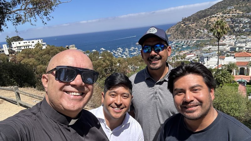 Rafael Zaragoza, segundo desde la izquierda, junto a sus compañeros y el padre Dario Miranda durante su visita a la isla Catalina en julio de 2026. El equipo de Zaragoza pasó una semana en la Región Pastoral de San Pedro de la Arquidiócesis de Los Ángeles, anunciando el Evangelio a sacerdotes, feligreses y a todas las personas que encontraban. (Padre Dario Miranda)