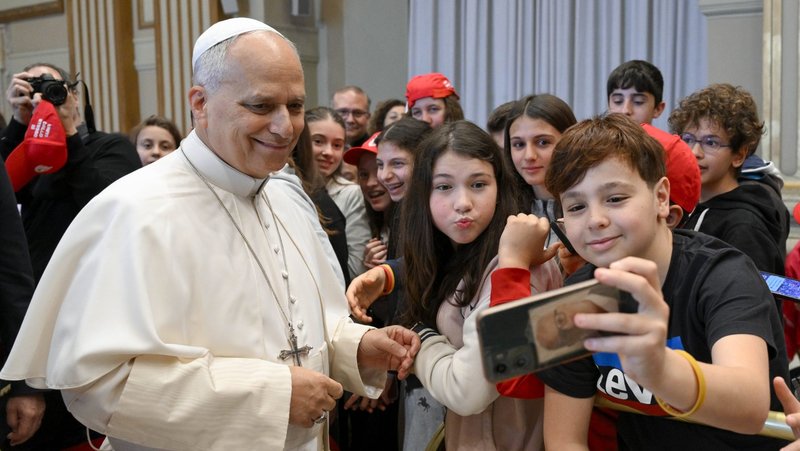 El papa León XIV se toma una selfi durante un encuentro, el 16 de mayo de 2026, en el Vaticano, con jóvenes católicos de la Arquidiócesis de Génova, Italia, que se preparan para recibir el sacramento de la Confirmación. (OSV News/Simone Risoluti, Vatican Media)