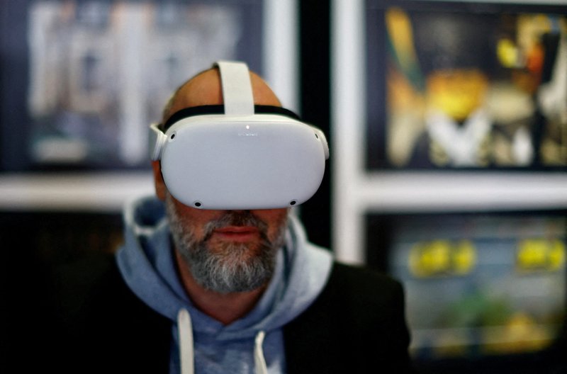 Un visitante usa gafas de realidad virtual durante el Festival Mundial de Inteligencia Artificial de Cannes, en Cannes, Francia, el 10 de febrero de 2023. El padre Charles Sikorsky, presidente de la Universidad de la Divina Misericordia, una universidad católica privada de posgrado especializada en psicología y asesoramiento en Sterling, Virginia, afirmó el 5 de septiembre de 2026 que la primera encíclica del papa León XIV, "Magnifica Humanitas", puede ser "de enorme importancia" para la práctica de la psicología a la hora de abordar el impacto de la IA en la salud mental. (Foto de OSV News/Eric Gaillard, Reuters)