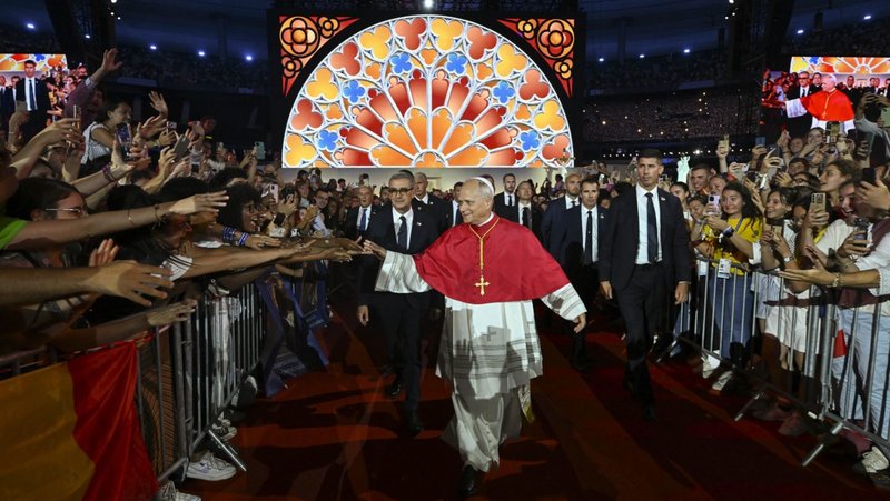 El papa León XIV saluda a los jóvenes durante una vigilia de oración en el Stade de France, en Saint-Denis, Francia, el 25 de septiembre. (OSV News/Simone Risoluti, Vatican Media)