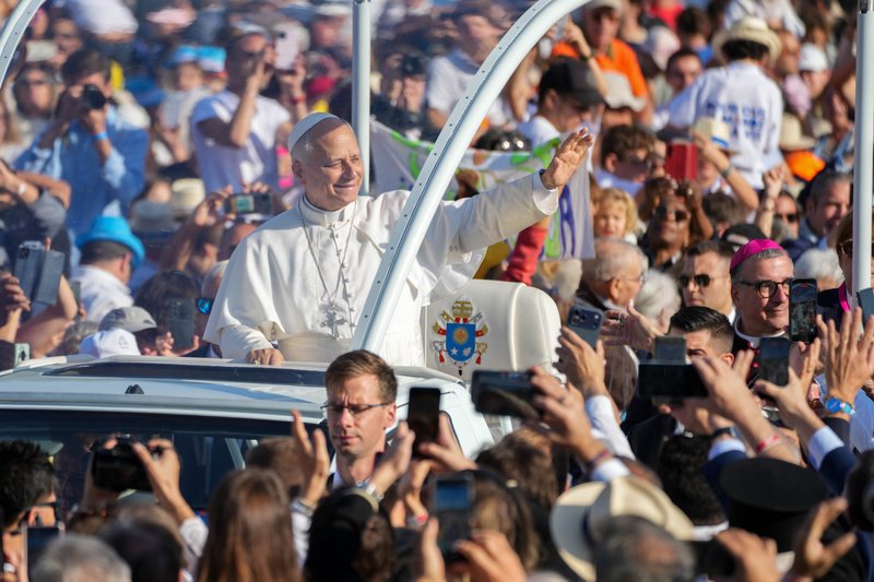 El Papa León XIV saluda a los fieles desde el papamóvil en la explanada del Santuario de Nuestra Señora de Lourdes en Lourdes, Francia, el 27 de septiembre de 2026, antes de celebrar la Misa. (Foto CNS/Lola Gomez)