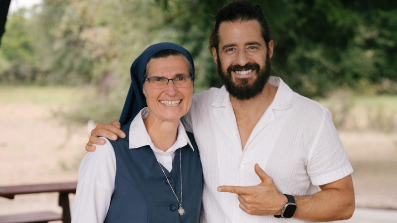 La hermana Nancy Usselmann, Hija de San Pablo y directora del Centro Paulino de Estudios de los Medios de Comunicación en Los Ángeles, posa el 25 de agosto de 2026 en el set de “The Chosen” junto al actor Jonathan Roumie, conocido principalmente por interpretar a Jesús en la popular serie de televisión. (Foto de OSV News/cortesía de Come and See Foundation)