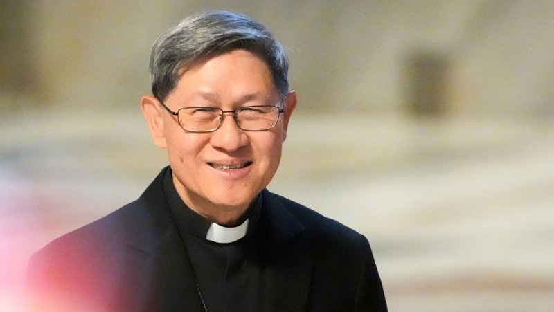 El cardenal Luis Antonio Tagle, proprefecto del Dicasterio para la Evangelización, llega para participar en la misa de clausura de los nueve días de luto oficial por el papa Francisco, celebrada en la Basílica de San Pedro, en el Vaticano, el 4 de mayo de 2025. El Vaticano anunció el 9 de octubre de 2026 que Tagle había sido elegido nuevo decano del Colegio Cardenalicio, tras el retiro del cardenal Giovanni Battista Re, de 92 años. (Foto de CNS/Lola Gomez)