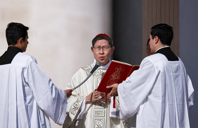 El cardenal Luis Antonio Tagle, pro-prefecto del Dicasterio para la Evangelización, celebra la Misa en la Plaza de San Pedro, en el Vaticano, el 14 de octubre de 2026, durante la jornada de clausura de un encuentro en el que los presidentes de las conferencias episcopales conmemoran el décimo aniversario de "Amoris Laetitia". La Misa incluyó también oraciones especiales por la salud del Papa León XIV, tras la cirugía pulmonar a la que fue sometido el día anterior y su diagnóstico de cáncer. (Foto OSV News/Stoyan Nenov, Reuters)
