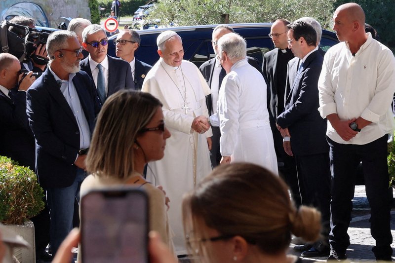 El papa León XIV es recibido por el Dr. Andrea Cambieri a su llegada al Hospital Gemelli de Roma, el 13 de octubre de 2026, antes de someterse esa tarde a una cirugía para extirparle un nódulo pulmonar. Esa noche, el Vaticano confirmó que el Papa tiene cáncer de pulmón. (Foto de OSV News/Ciro De Luca, Reuters)