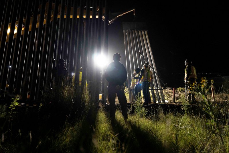 Un manifestante observa mientras los equipos de construcción de Fisher Sand & Gravel levantan la valla fronteriza entre Estados Unidos y México en Lochiel, Arizona, el 8 de octubre de 2026. (Foto de OSV News/Rebecca Noble, Reuters)