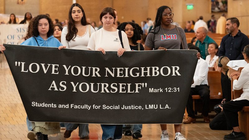 Representantes de la Universidad Loyola Marymount ingresan en procesión a la Catedral de Nuestra Señora de los Ángeles para la Misa en Reconocimiento de Todos los Inmigrantes, el 20 de septiembre. (Poncho Romero)