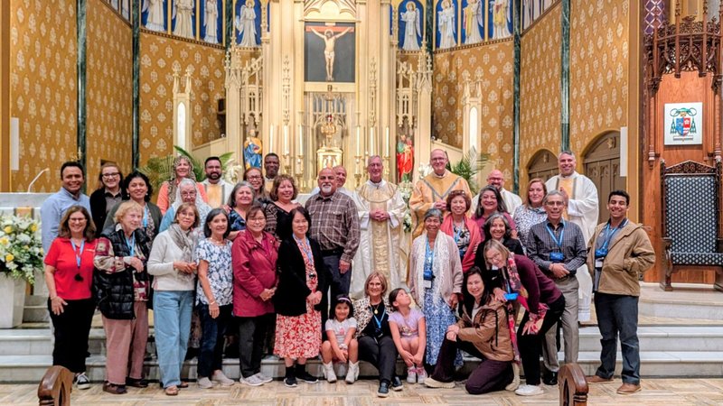 El grupo de peregrinos de la Arquidiócesis de Los Ángeles en la Catedral de Santa María, en Peoria, Illinois, el 23 de septiembre de 2026, un día antes de la beatificación de Fulton Sheen en San Luis. Sheen está enterrado en la catedral. (Pablo Kay)