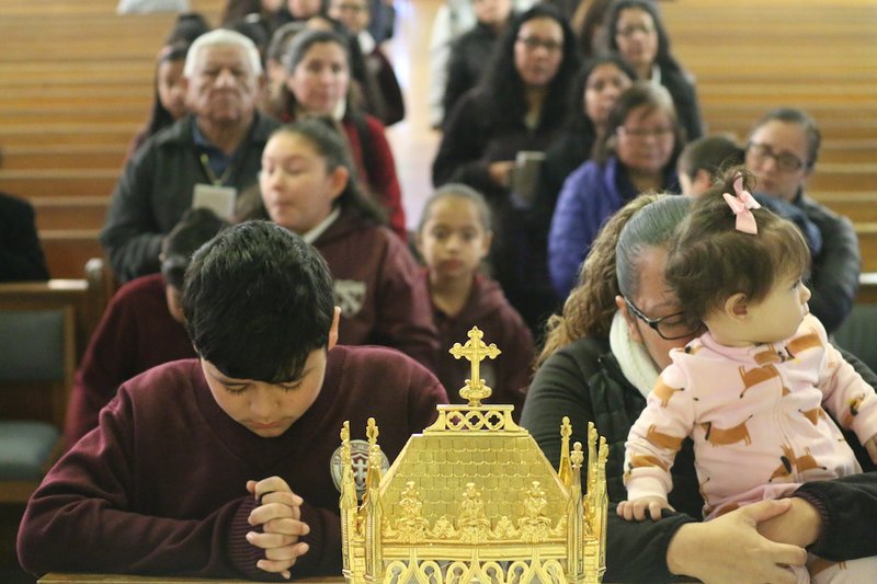 Fieles rezan ante la reliquia de San Juan Vianney en la parroquia de St. Elisabeth of Hungary en Van Nuys en 2019. (Pablo Kay)