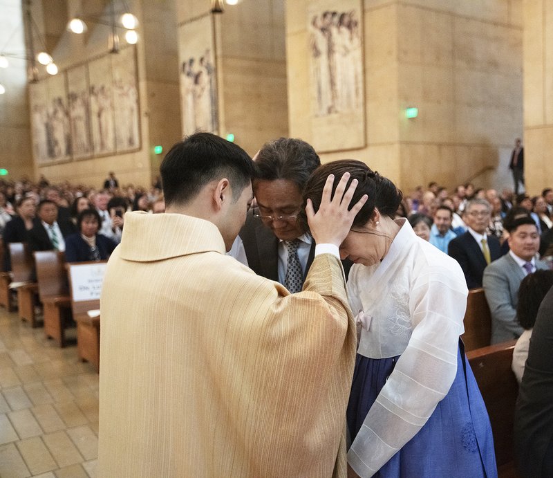 New priests Brian Humphrey, José María Ortiz, Miguel Ángel Ruiz, Luther Diaz, Emmanuel Delfin, and Louis Sung were ordained by Archbishop José H. Gomez on Saturday, June 1, at the Cathedral of Our Lady of the Angels. VICTOR ALEMÁN/ANGELUS NEWS
