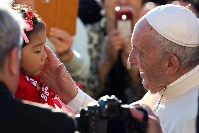 Pope Francis blesses pilgrims during his Oct.11