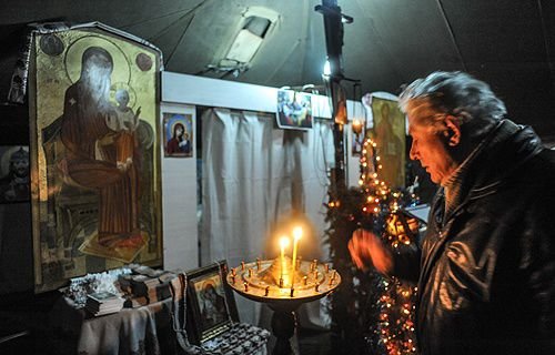 Protestors can take refuge and pray for peace in one of two tent-chapels on Maidan Square in Kiev. Credit: Jakub Szymczuk/GOSC NIEDZIELNY. Courtesy Aid to the Church in Need.