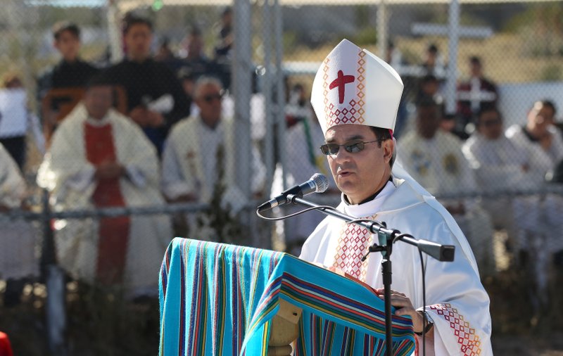 Bishop Cantu gives homily during Mass on border in New Mexico. (CNS photo/Bob Roller)