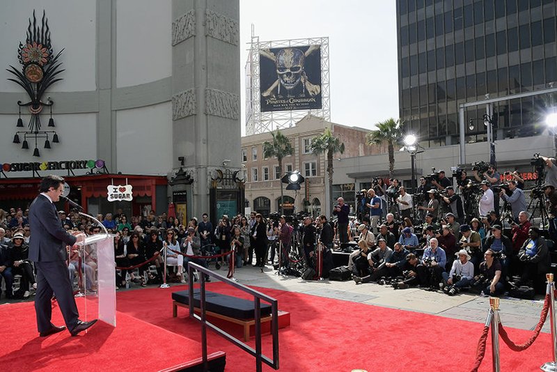 Turner Classic Movies host Ben Mankiewicz addresses the crowd outside the TCL Chinese Theatre on the third day of the 2017 TCM Film Festival. (CHARLEY GALLAY/GETTY IMAGES FOR TCM)