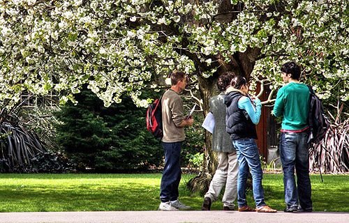 Students on the quad. Credit: Piers Nye via Flickr (CC BY-NC 2.0).