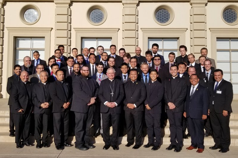 Arzobispo Gomez con seminaristas del Seminario de St. John's en Camarillo, California.