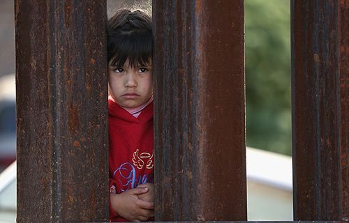 Bishops hold Mass and procession on US border in support of immigration reform. Credit: John Moore/Getty Images.