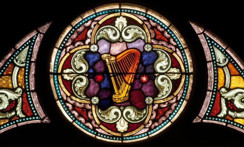 Stained-glass window depicting the symbol of the Psalms. (NANCY BAUER/SHUTTERSTOCK)