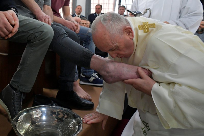 Pope Francis washes